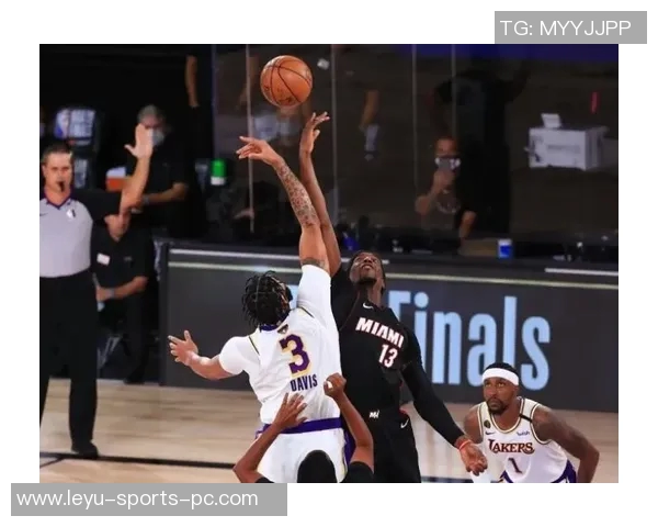 热火祝贺阿贾夺生涯第三冠阿德巴约与其合影庆祝